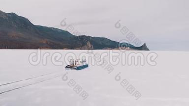 希夫斯船气垫船旅游娱乐在贝加尔湖浮动旁边的利vyanka。